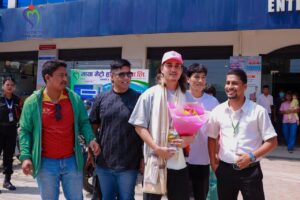 खड्का परिवारको निःशुल्क उपचारपछि धन्यवाद व्यक्त गर्न माया मेट्रो अस्पताल पुगे ‘कुल ब्वाइ’
